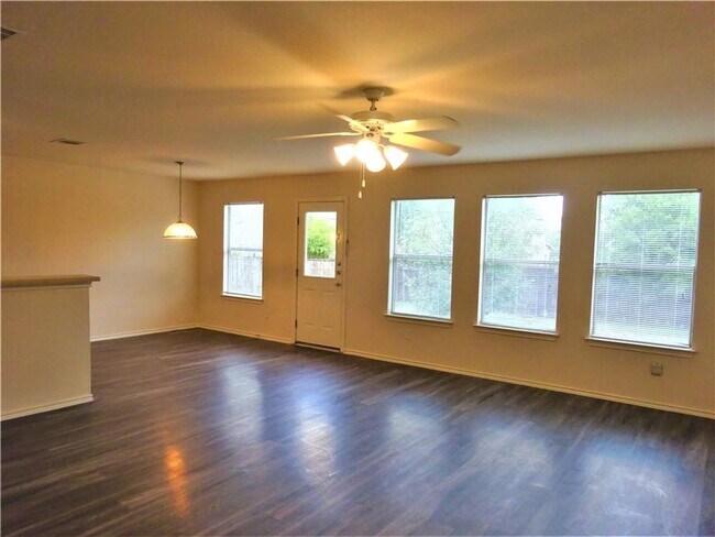 Building Photo - Well Maintained expansive 4 Bedroom Home w...
