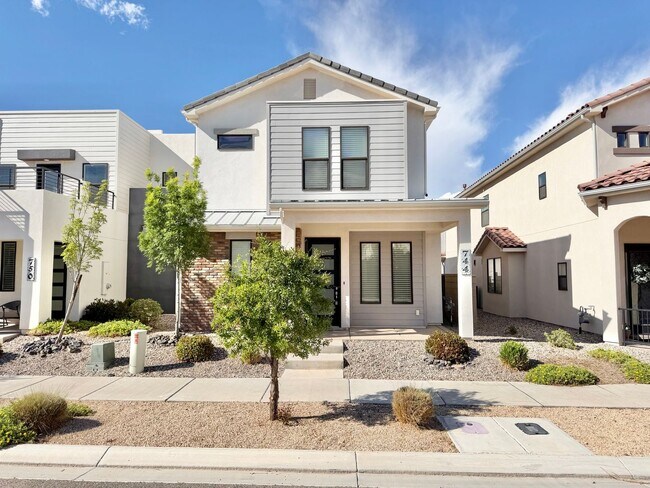 Foto del edificio - Beautiful 3 Bedroom Home In Desert Color!