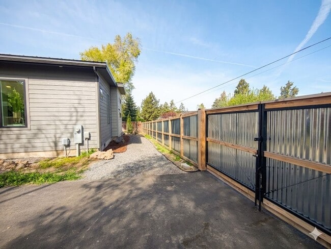 Building Photo - Fully Fenced Private Single-Level 2x2 Retreat in Bend with Bonus Office Nook!
