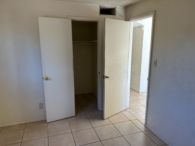 Foto del edificio - 1315 W 5th St