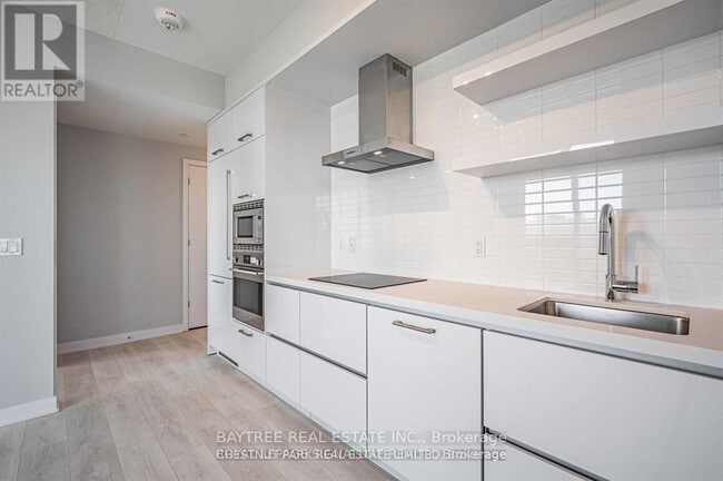 Building Photo - 2221 Yonge St