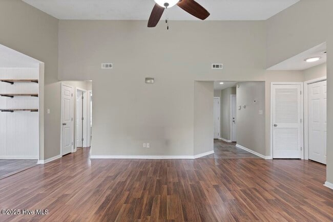 Building Photo - 122 Silver Leaf Dr