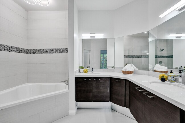 Foto del edificio - 2708 NE 30th Pl