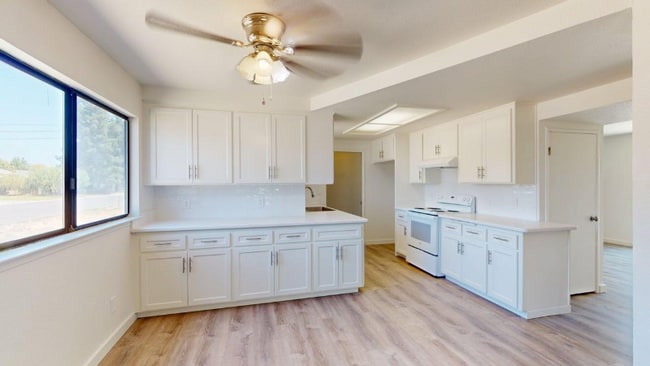 Foto del edificio - 430 Neil Dr