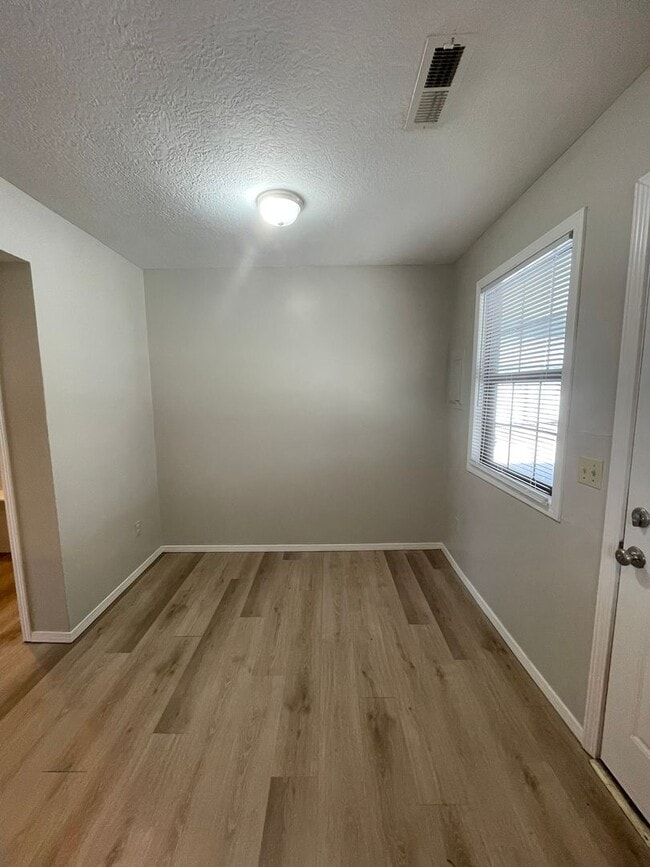 Building Photo - 521 N Oak Grove Ave