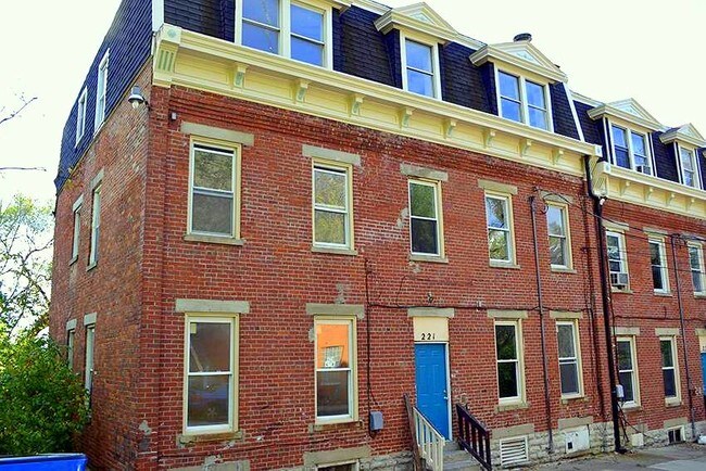 Building Photo - 221 Renner St