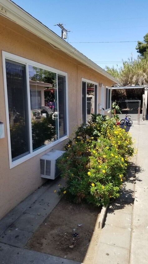 Foto principal - 723 N Grape St