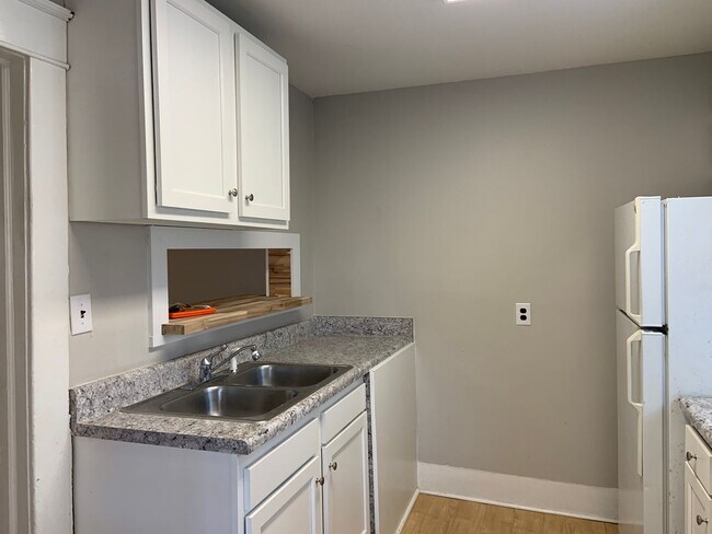 Building Photo - Glenwood area 2 BR convenient to UNCG & Co...