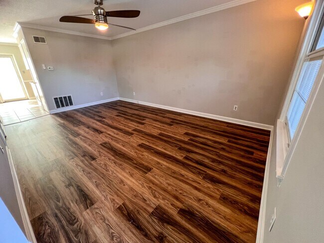 Foto del edificio - Charming Brick Townhome in Clemmons/Winston Salem w/ Community Pool!
