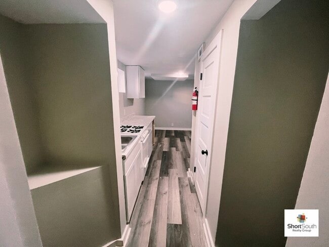 Building Photo - Updated Lower 1 Bedroom Apartment off S Pa...