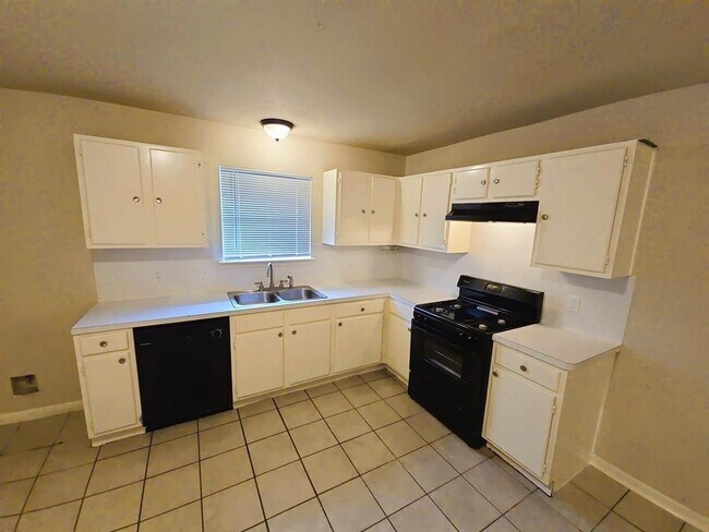 Building Photo - 17055 Clan MacIntosh Dr