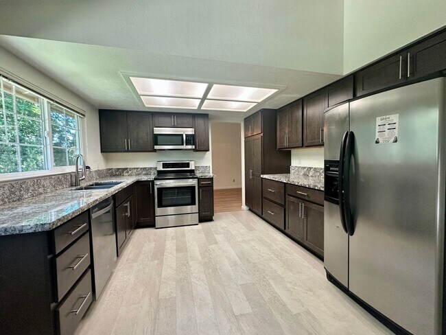 Foto del edificio - Beautiful 4 Bedroom, 3 Bath, 2 Car Garage ...