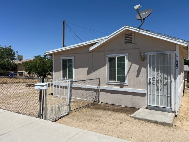 Building Photo - 1 Bedroom 1 Bathroom House with Fenced Yard+