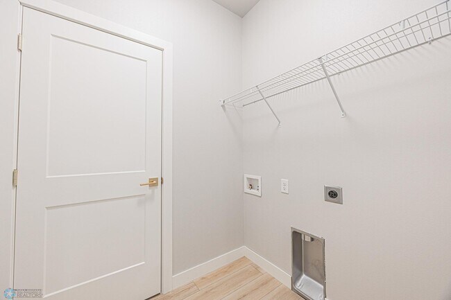 Foto del edificio - 6646 68th St S