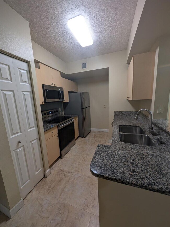 Foto del edificio - 2490 Centergate Dr