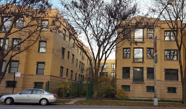 Courtyard Building - 7031 1/2 N Sheridan Rd