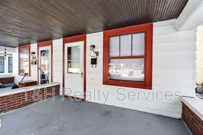 Building Photo - 517 N Riley Ave