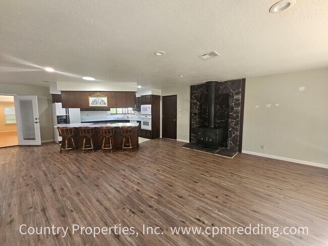 Foto del edificio - Spacious House with Landscaper Included Av...