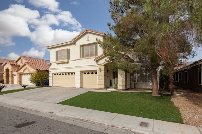 Building Photo - Enormous Silverado Ranch pool home with new paint and carpet