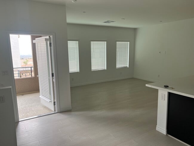 Building Photo - 600 N Carriage Hill Dr