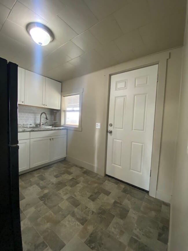 Building Photo - 1 Bedroom Apartment!