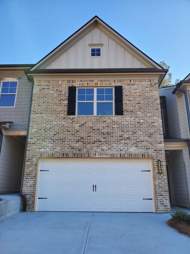 Foto principal - Charming 3-Bedroom Townhome with Stylish F...