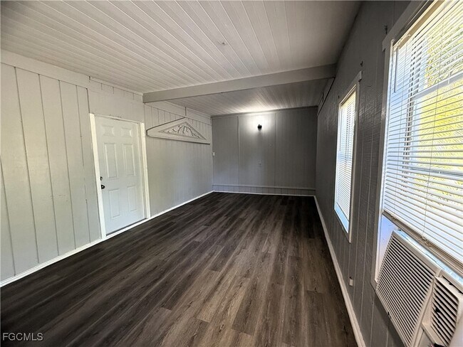 Foto del edificio - 8239 Suncoast Dr