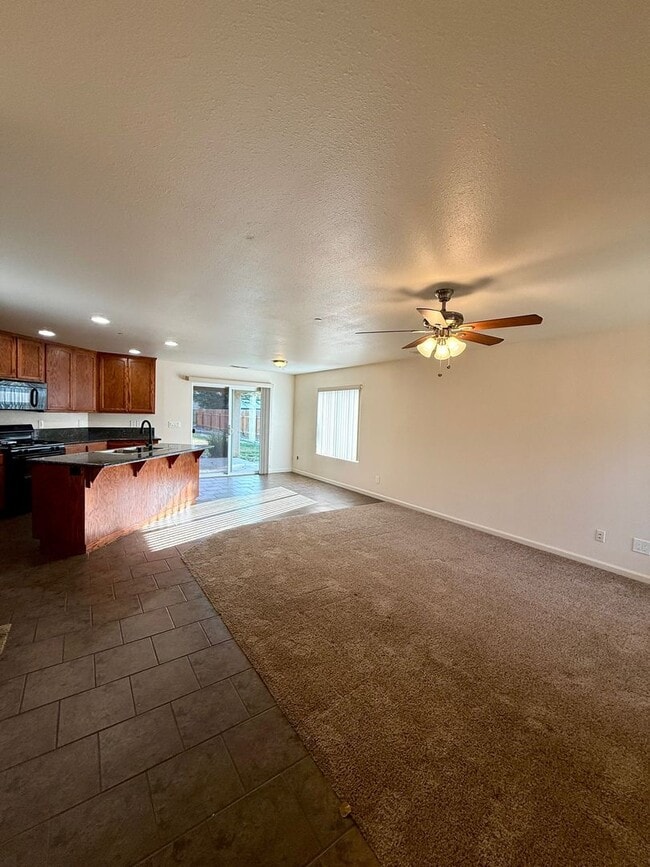 Building Photo - 3 Bedroom 2 Bath House!