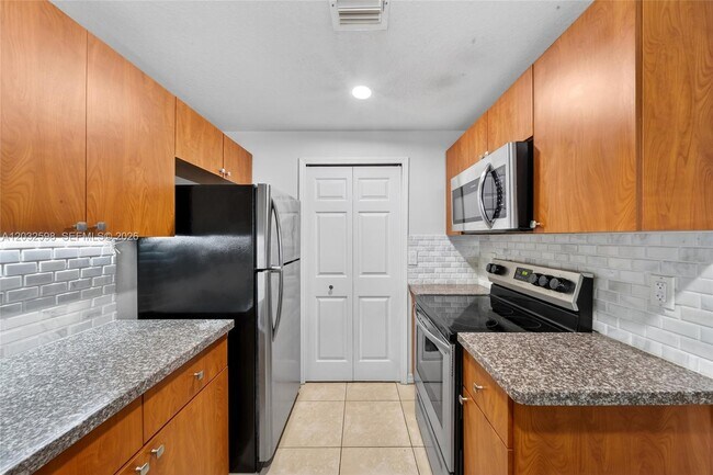 Foto del edificio - 6670 NW 114th Ave