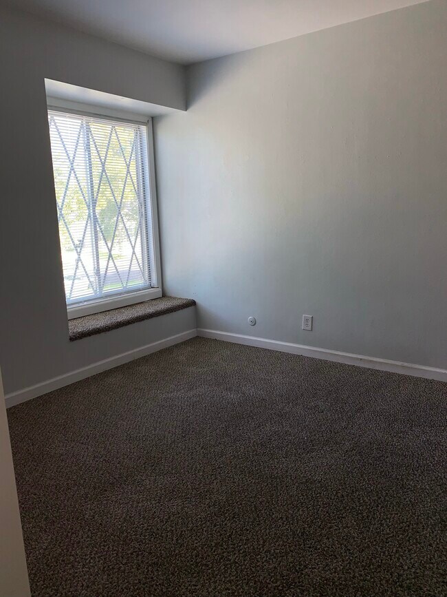Foto del edificio - 2435 Lakeshore Dr