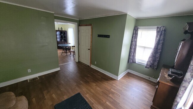 Livingroom (Photo #2) - 8 E Clinton St