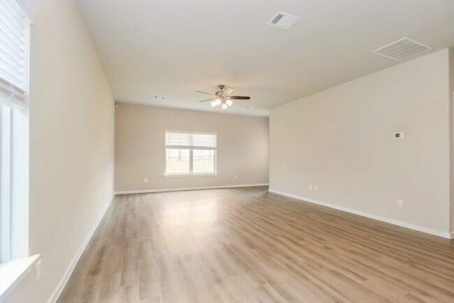 Building Photo - 567 Dalloway St