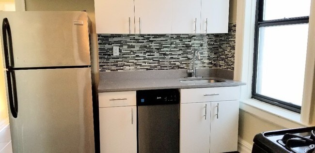 Building Photo - 558 Parkside Ave