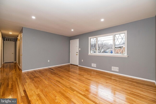 Building Photo - 1320 Woodlark Dr