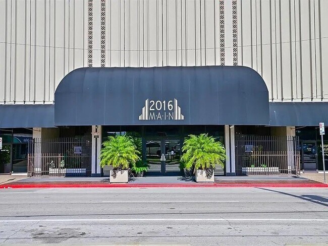 Building Photo - 2016 Main St