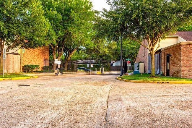Building Photo - 936 Memorial Village Dr