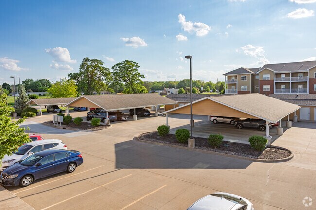 Estacionamiento cubierto - Deer Valley Apartments