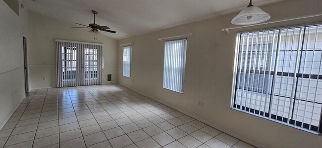 Foto del edificio - 2315 NE 40th Ave