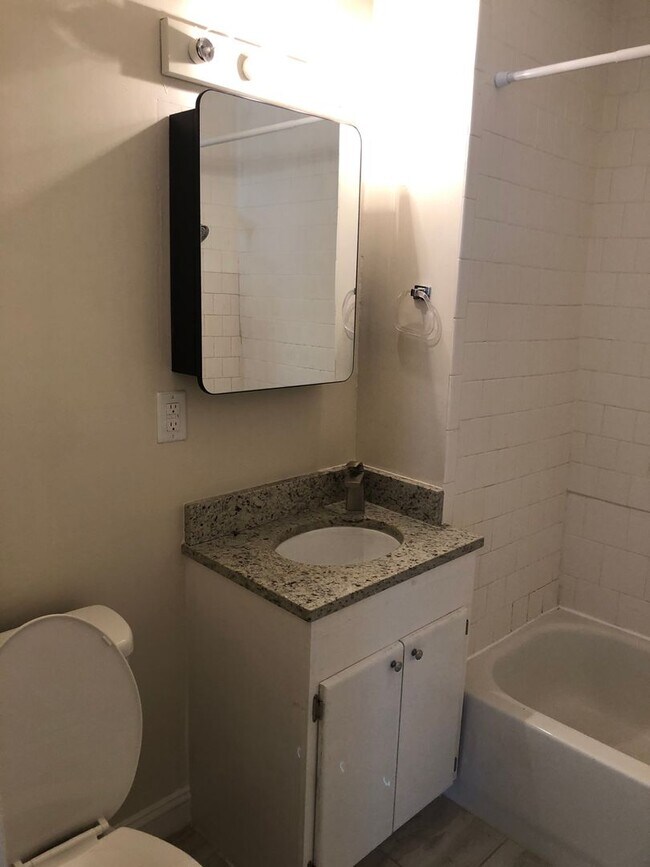 Building Photo - 2 Bedroom House off of Rosewood Available Now