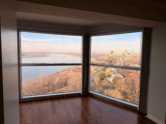 Building Photo - High Rise on the Mississippi River! 14th Floor! Best View! Gate Parking! Trail to Tom Lee Park! U...