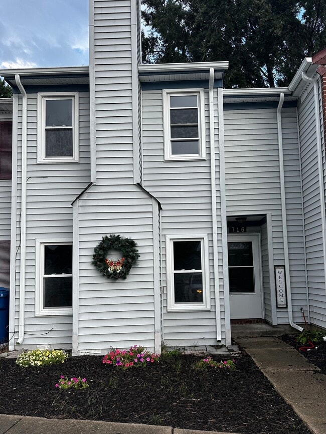Building Photo - 716 Glenshire Dr