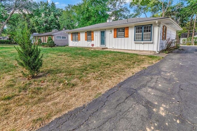 Building Photo - Newly Renovated spacious home with large 2...