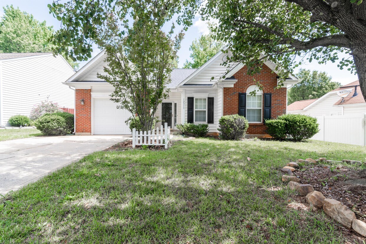 12319 Summer Creek Ln, Charlotte, NC 28269 House Rental in Charlotte