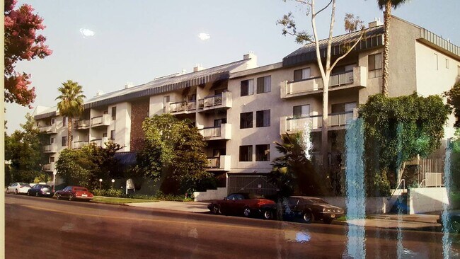 Building Photo - 12840 Moorpark St