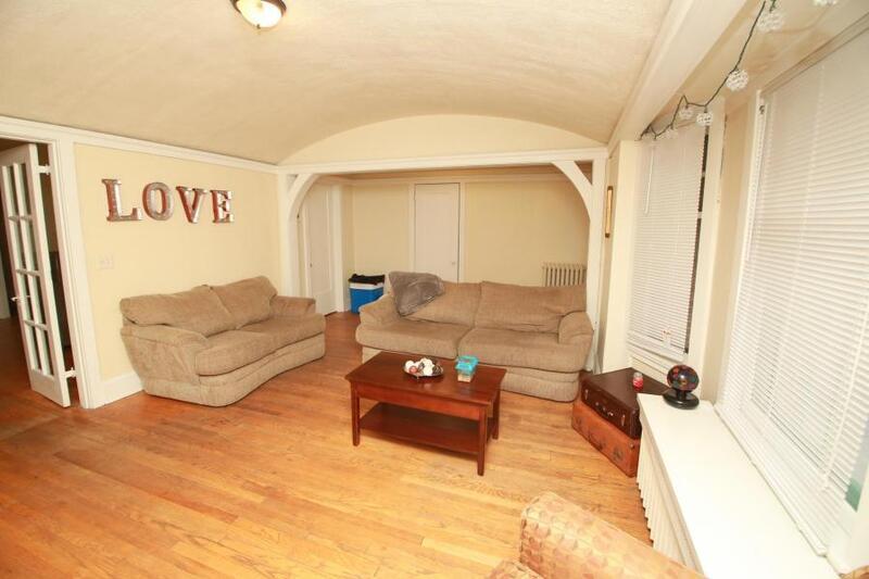 Primary Photo - 3029 N Farwell Ave