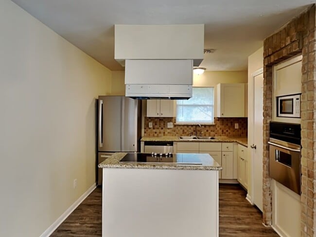 Building Photo - 3303 S Briar Knoll Dr