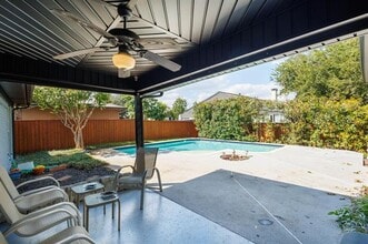 Building Photo - 2121 Poppy Ln