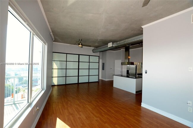 Building Photo - 10 SW South River Dr