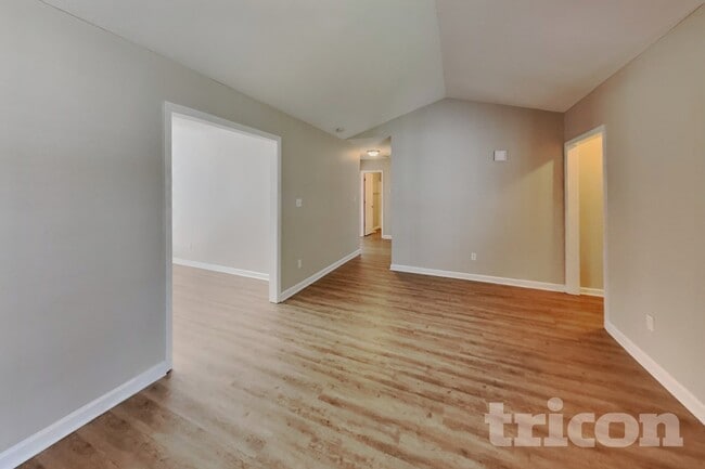 Foto del edificio - 2112 McKinnon Dr