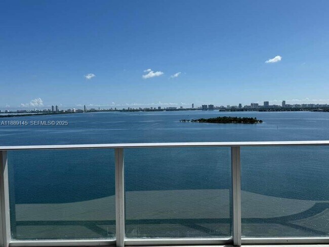 Foto del edificio - 700 NE 24th St